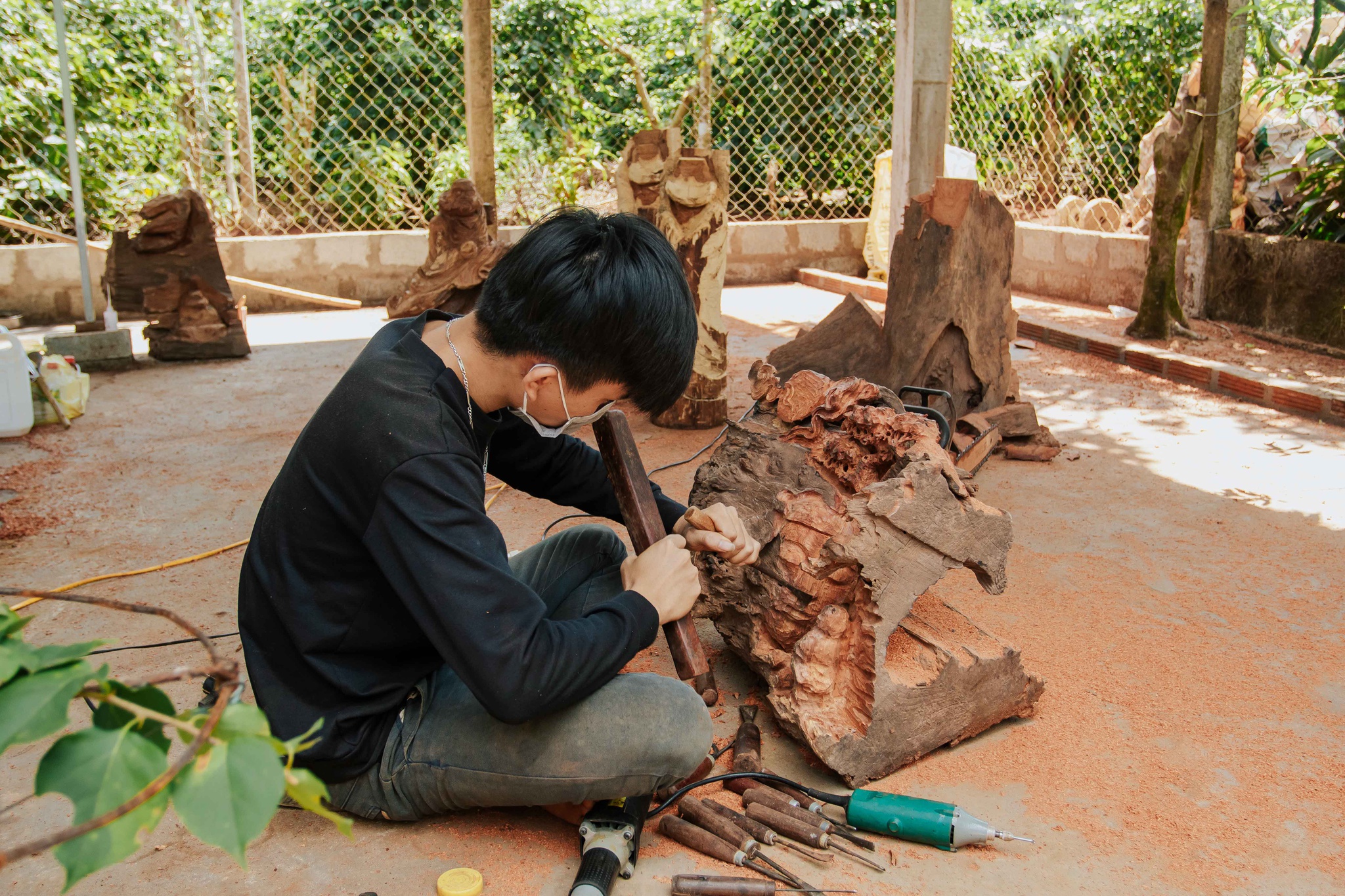 Chàng sinh viên nghèo nghỉ học theo đuổi đam mê điêu khắc