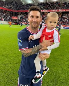Messi dược thủ môn đối phương xin chụp ảnh với con trai mình