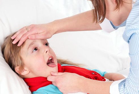 Cách chăm sóc trẻ bị viêm họng