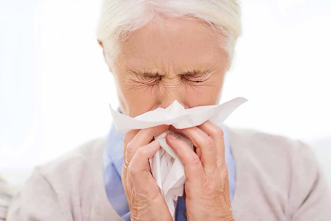Cách điều trị và phòng tránh bệnh viêm mũi dị ứng ở người già