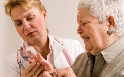 Cách phòng tránh các bệnh ngoài da cho người già