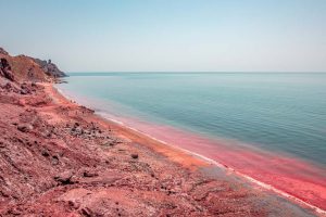 Bí ẩn bãi biển màu đỏ rực trên đảo Cầu vồng Hormuz ở Iran
