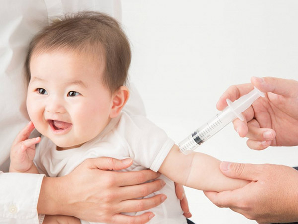Tiêm vaccine đề kháng thuỷ đậu cho trẻ