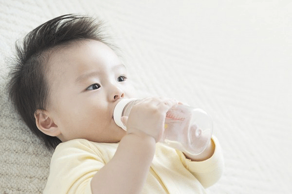 Khi trẻ có dấu hiệu bị tiêu chảy nhẹ thì mẹ nên cho bé uống nhiều nước