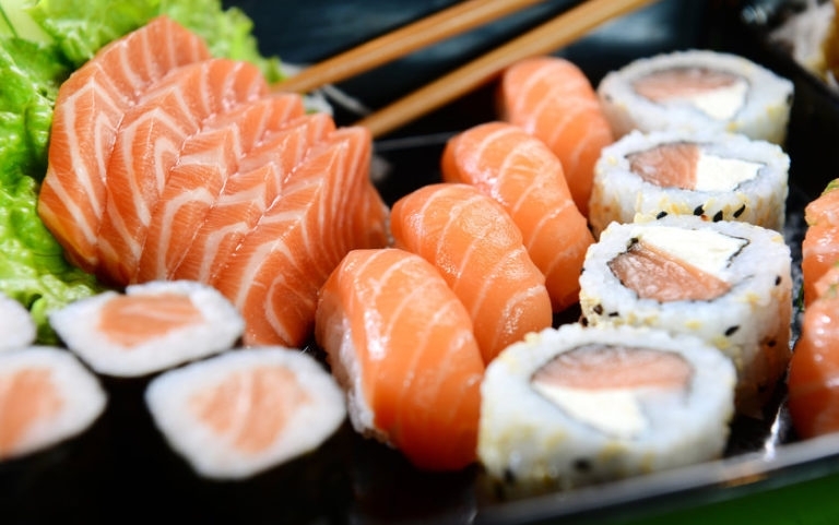 Cách làm món sushi cá hồi