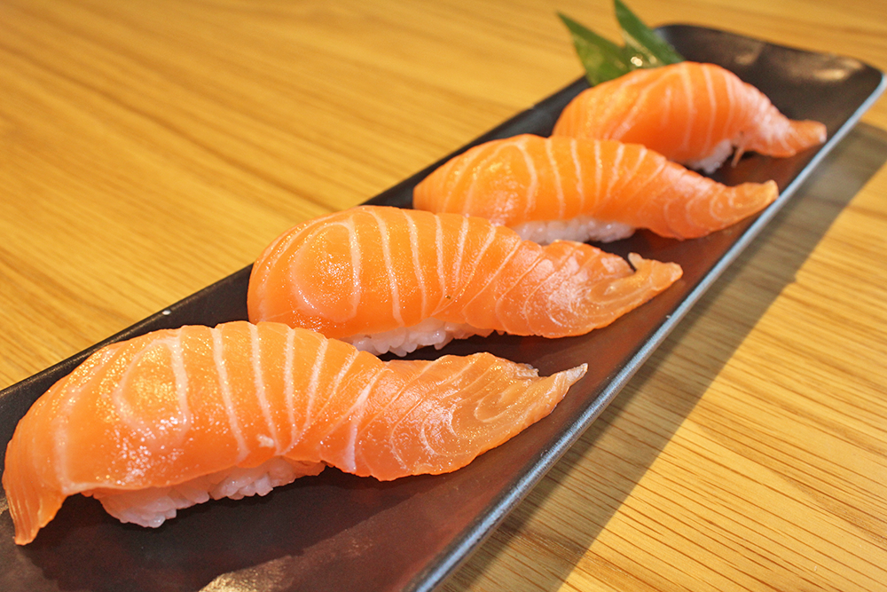 Món sushi cá hồi sống thơm ngon - món ăn đặc trưng của Nhật Bản
